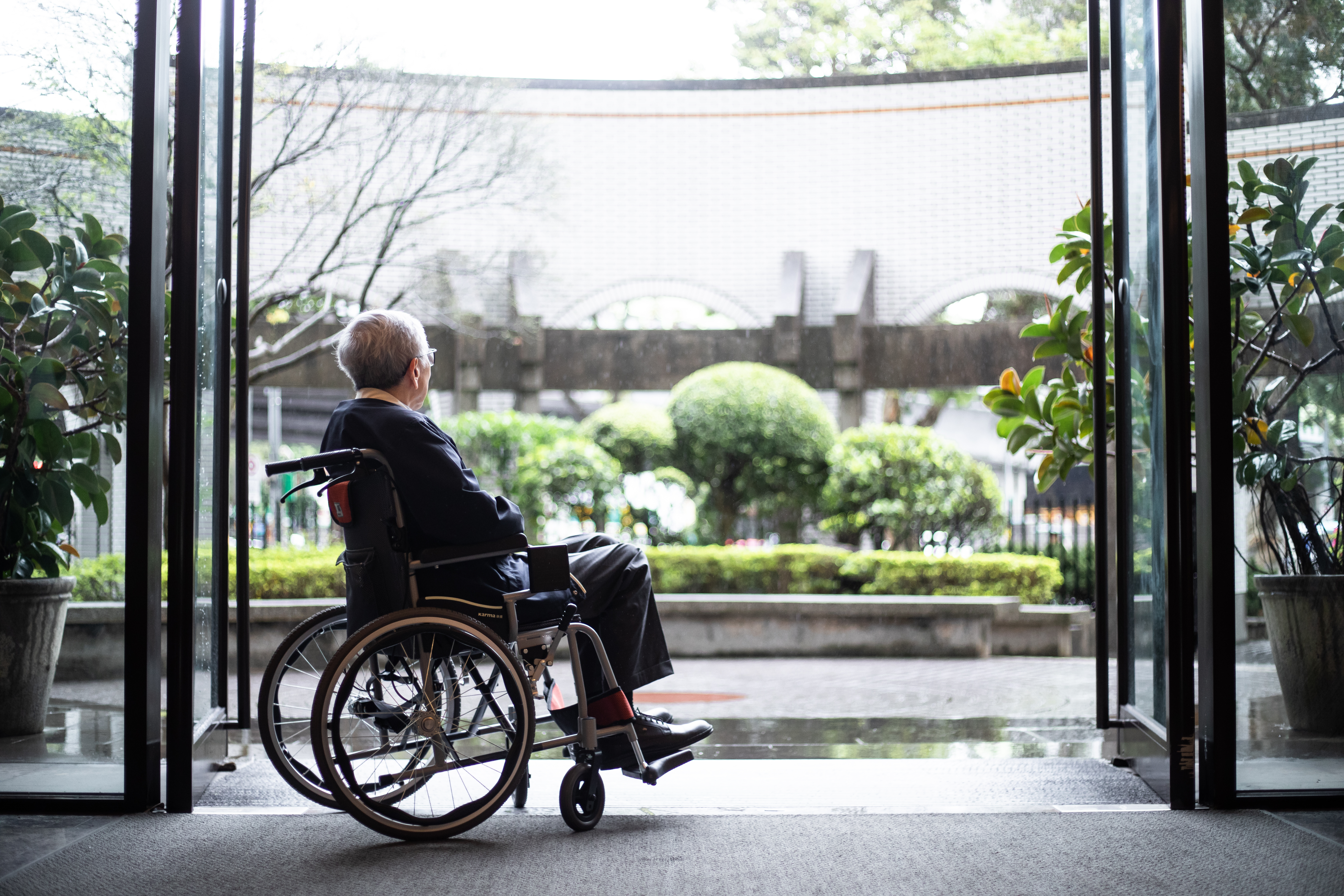 李明亮現在行動不便，他說消磨時間的方式就是思考。