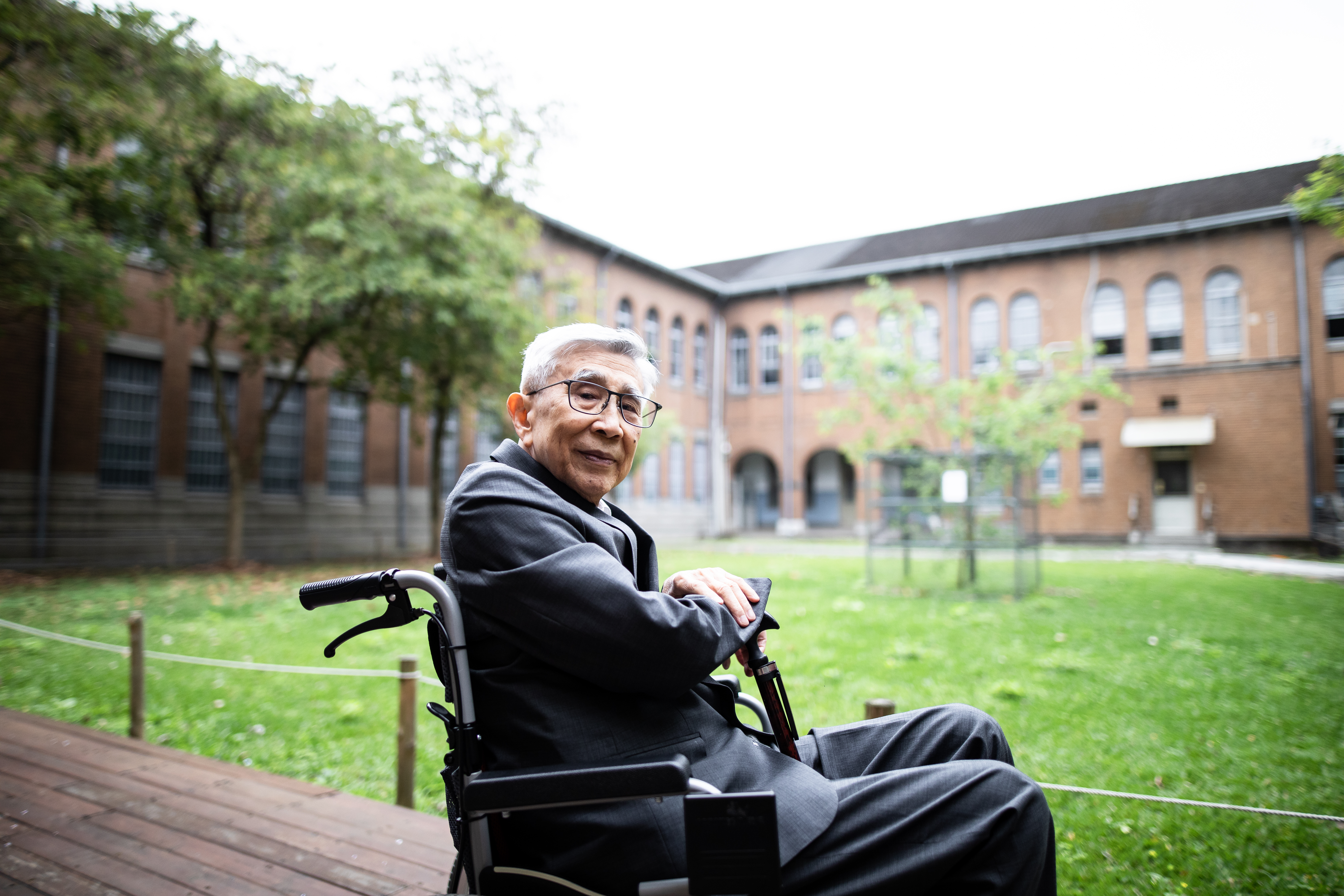 李明亮不避談死亡，舉例猛烈，崇尚「人生就是充滿不確定性」的哲學。