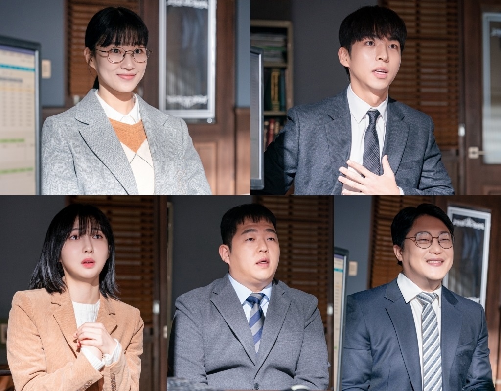 韓劇《非常律師禹英禑》演員河允景（上排左）、朱鐘赫（上排右）、朱玄英（下排左起）、金廷勳、林成宰驚喜客串《浪漫醫生金師傅3》。（翻攝自SBS）