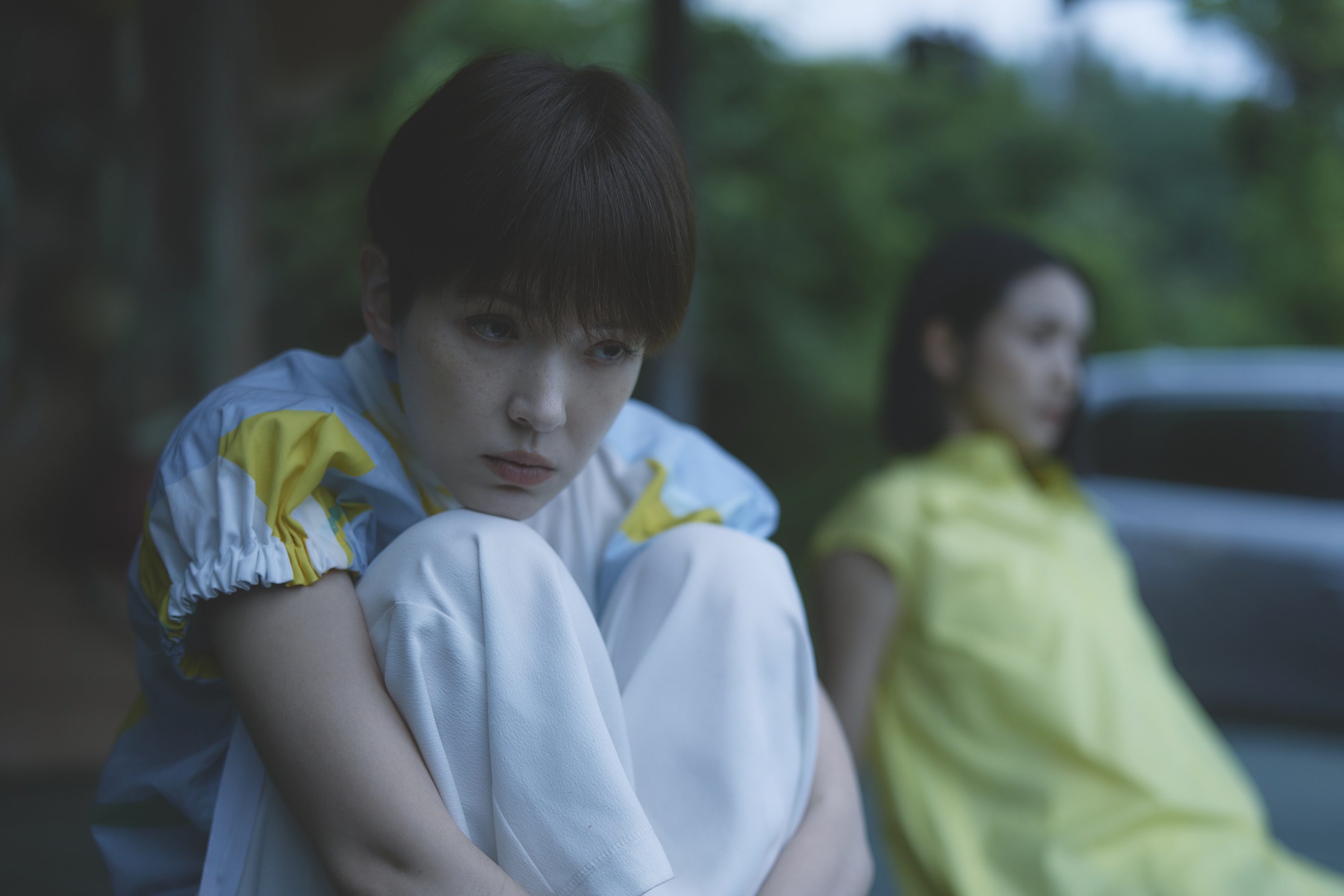 許瑋甯（左）將有史以來的最短髮獻給了劇中角色「Rebecca」，右為林依晨。（公共電視）