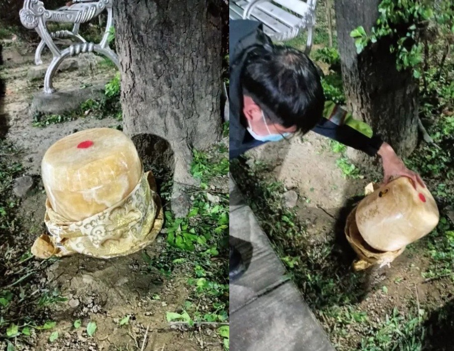 網友發現有民眾隨意將骨灰罈棄置在分隔島樹下。（翻攝自爆料公社）