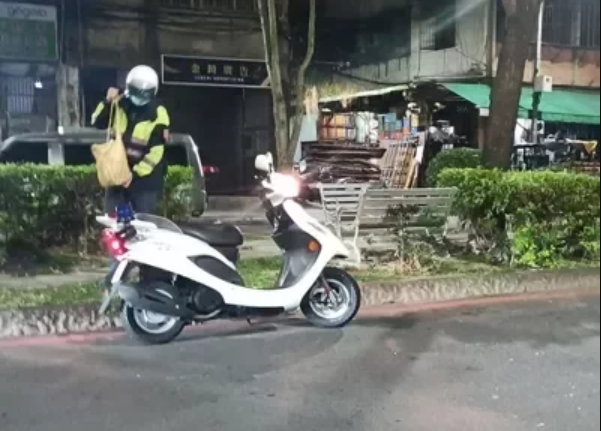 依骨灰罈上的亡者資料,警方查出家屬住在附近。(翻攝自爆料公社)