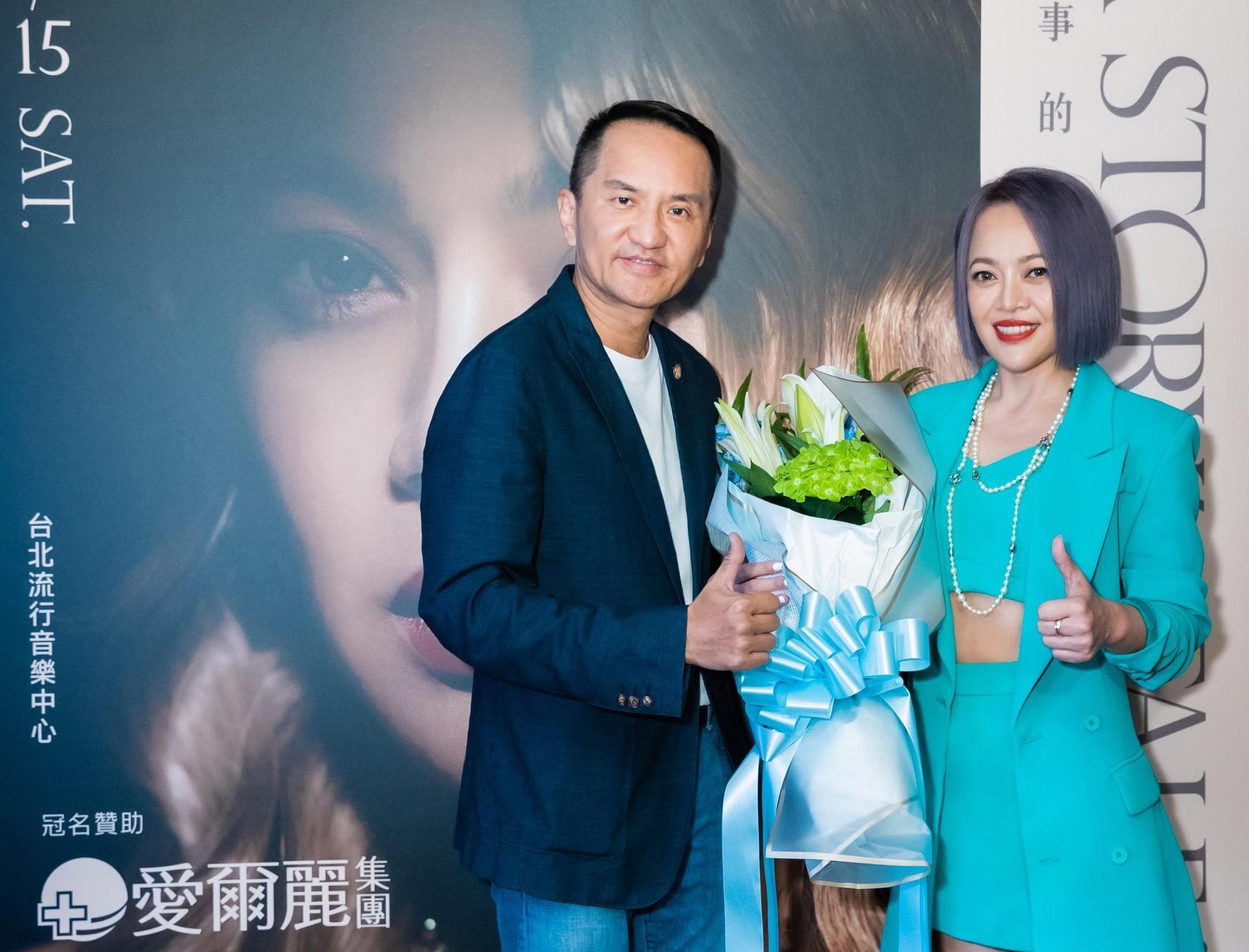 戴愛玲將於7月15日在台北流行音樂中心舉辦《戴愛玲故事的故事》巡迴演唱會。（左為是愛爾麗集團總裁常如山）（華納音樂提供）