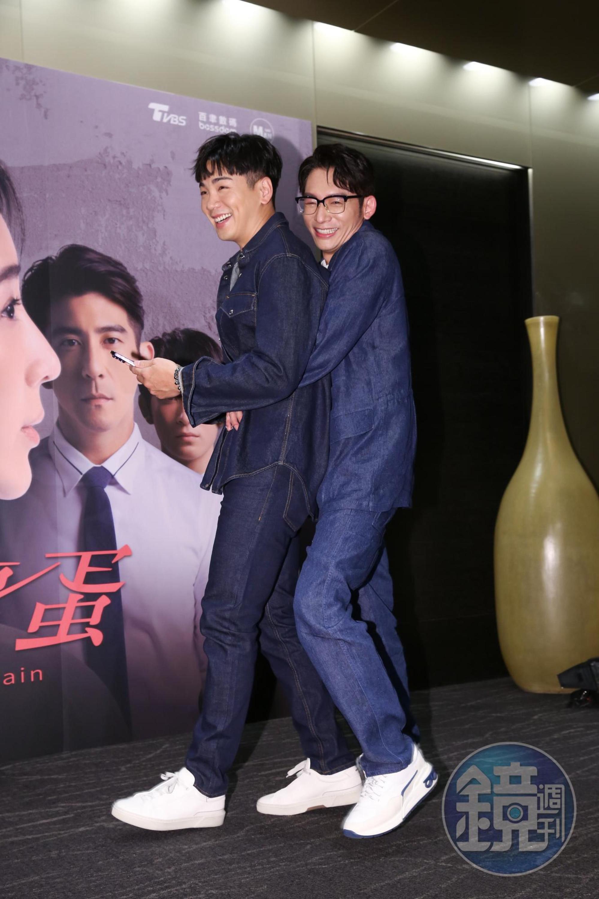 溫昇豪（右）、禾浩辰做出搞笑互動。