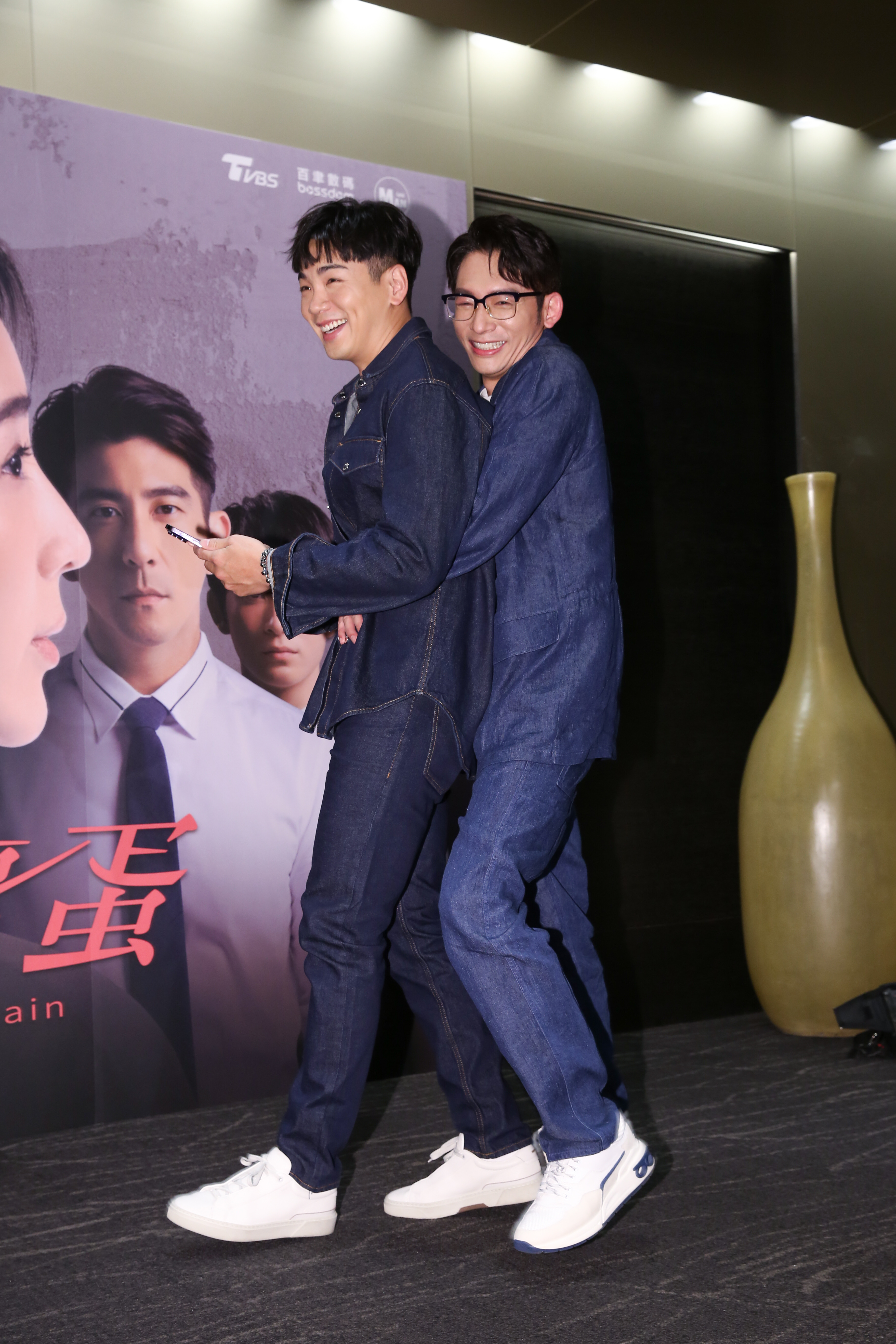 溫昇豪（右）、禾浩辰做出搞笑互動。