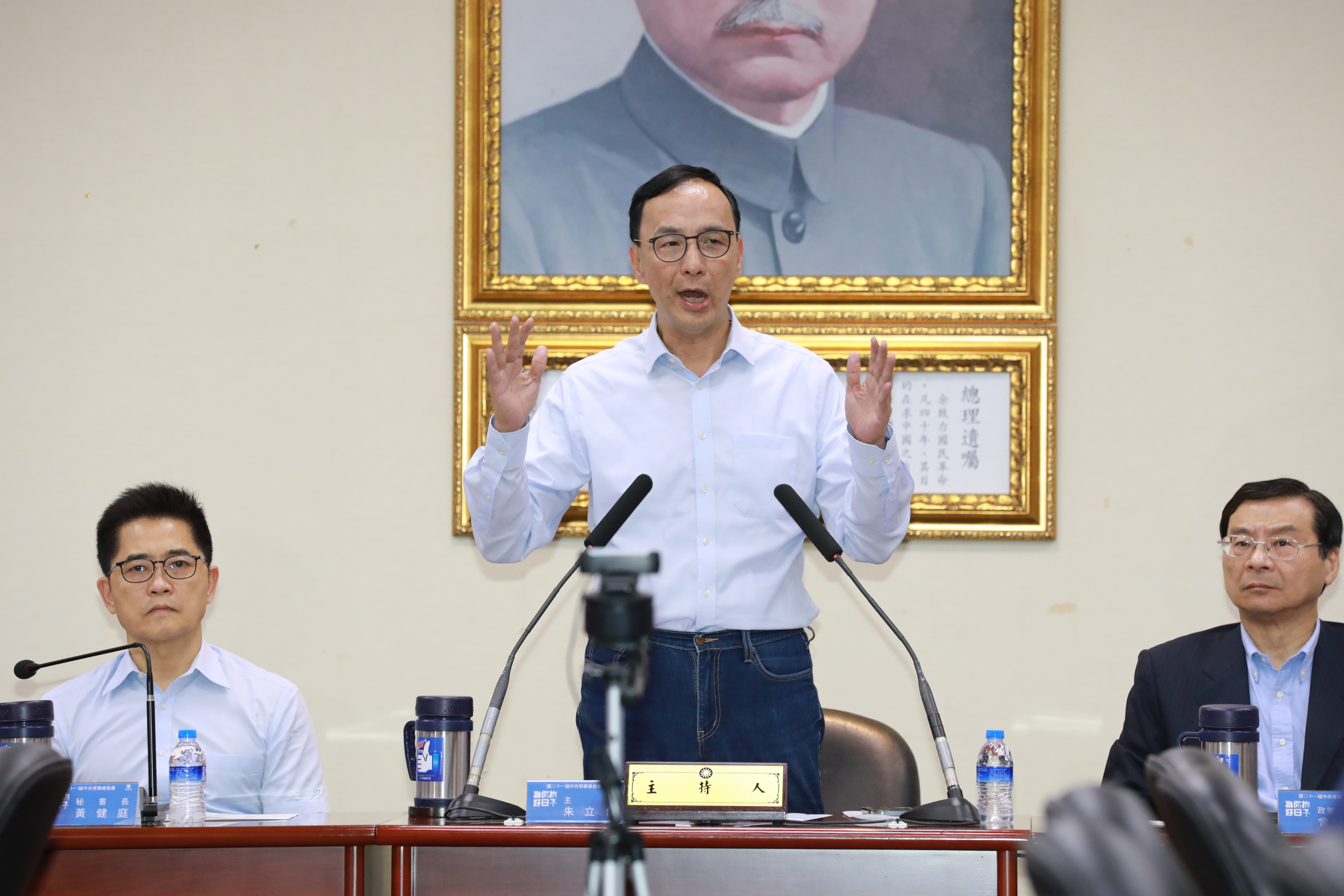 針對國民黨總統候選人提名，黨主席朱立倫（中）今強調，「最強名單絕對沒有我」。（本刊資料照）