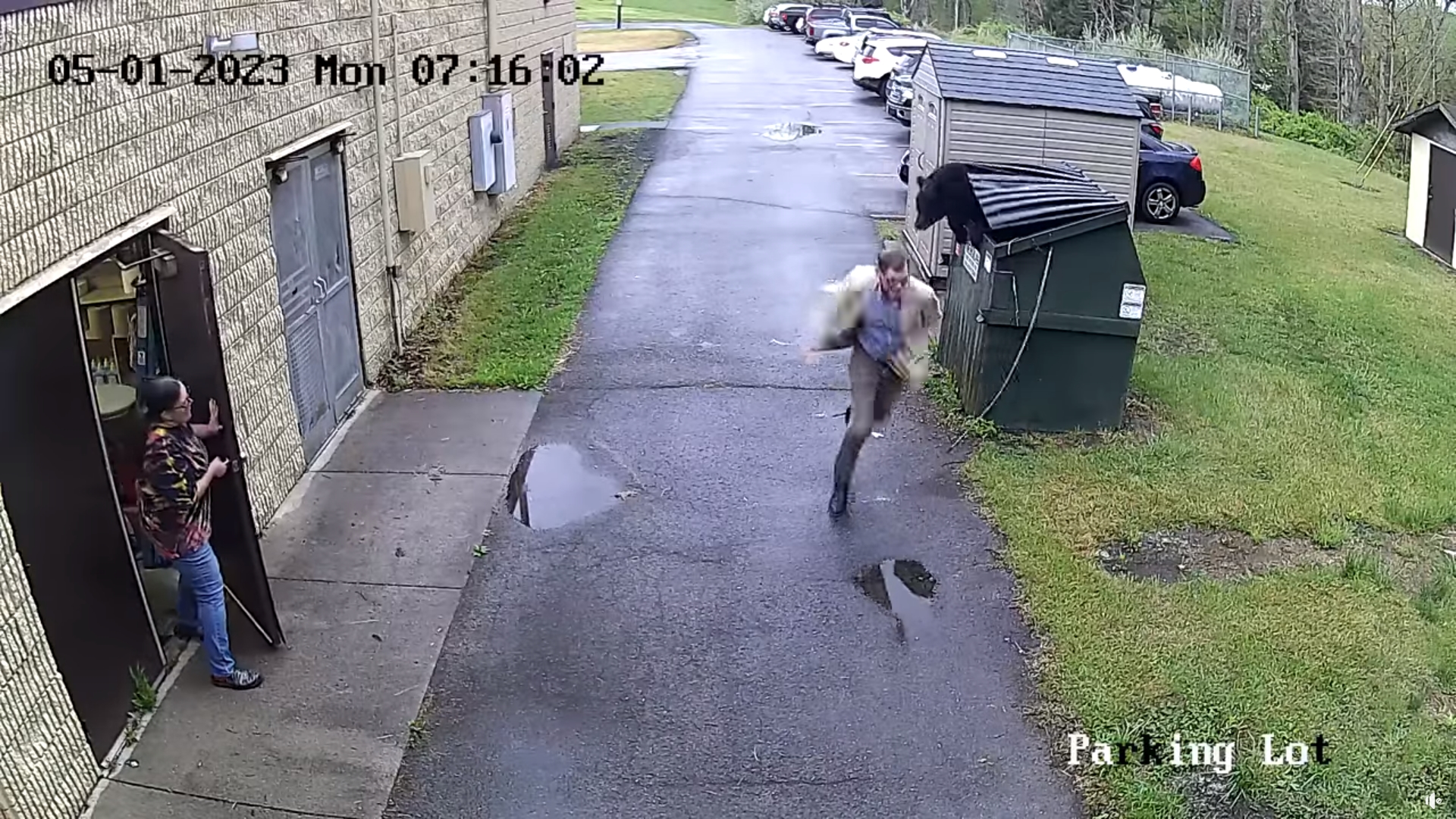 校長看見黑熊後受到驚嚇，趕快拔腿就跑。（翻攝自Nicholas County Board of Education臉書）