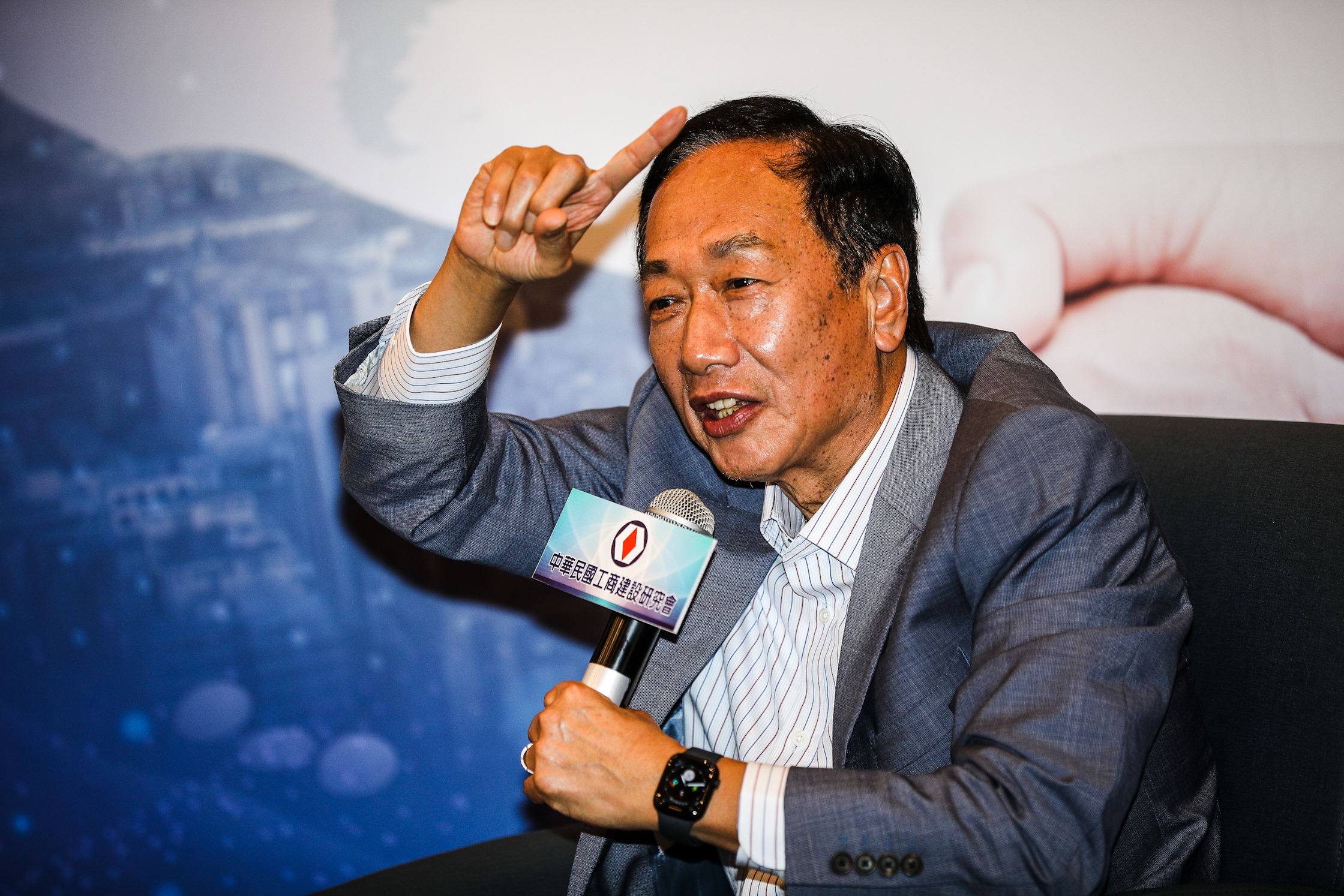 郭台銘（圖）針對近日的核能爭議做出說明。