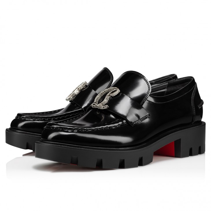 CL水鑽Logo裝飾黑色小牛皮樂福鞋。NT$51,000（Christian Louboutin提供）