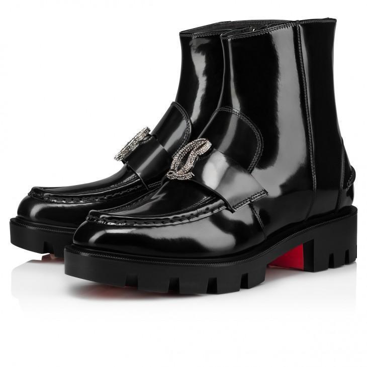 CL水鑽Logo裝飾黑色小牛皮短靴。NT$62,000（Christian Louboutin提供）