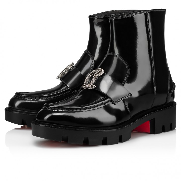 CL水鑽Logo裝飾黑色小牛皮短靴。NT$62,000（Christian Louboutin提供）