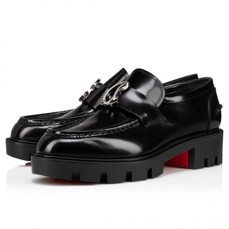 無水鑽款式的金屬Logo裝飾小牛皮樂福鞋。NT$34,300（Christian Louboutin提供）