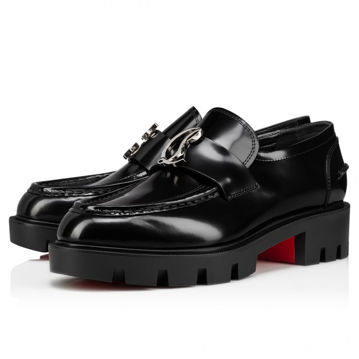 無水鑽款式的金屬Logo裝飾小牛皮樂福鞋。NT$34,300（Christian Louboutin提供）