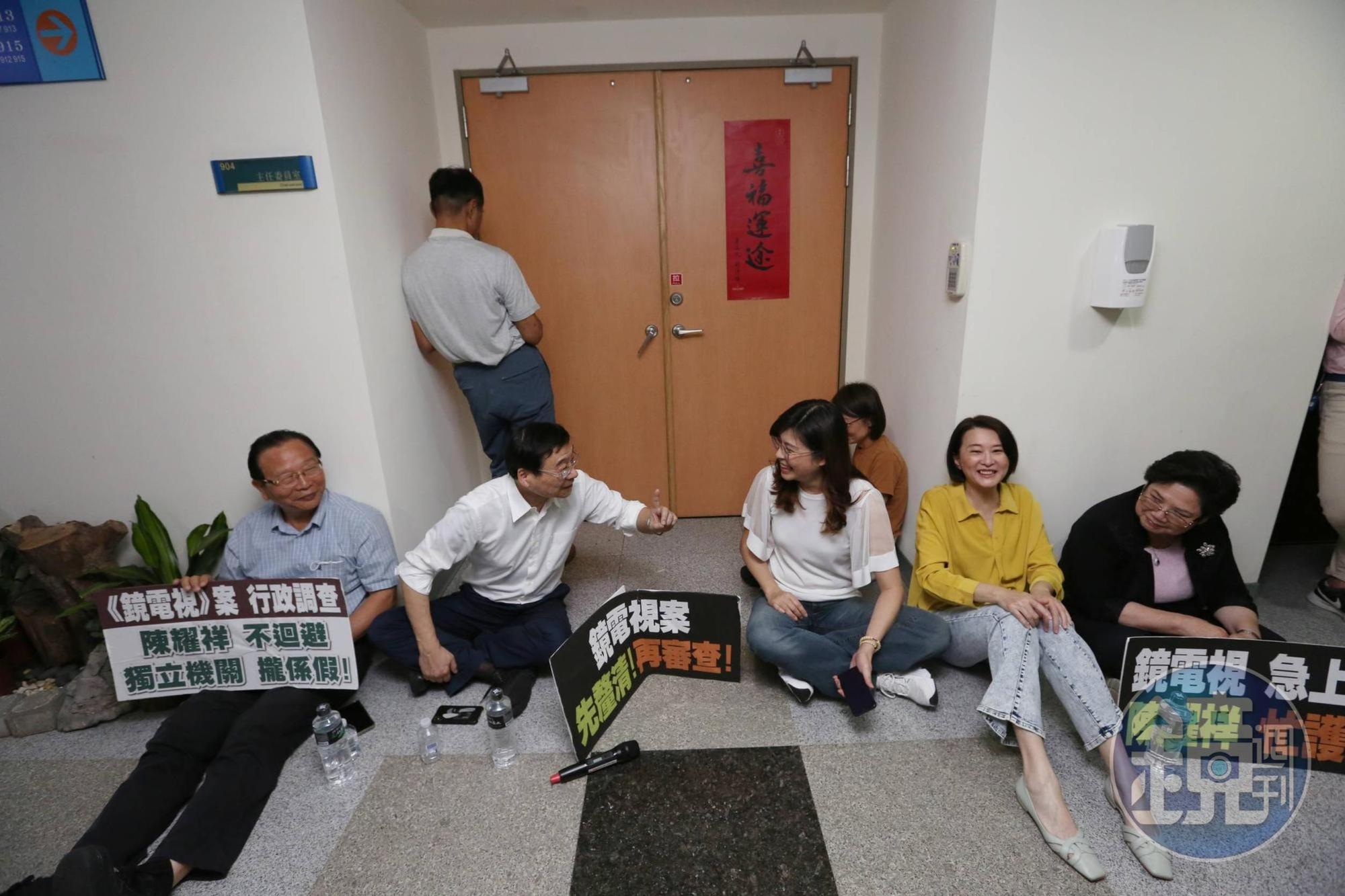 多名國民黨立委今早強闖NCC,稱「這是強力監督政府」,全然無視NCC是獨立機關,無疑是公然介入最血淋淋的證據。