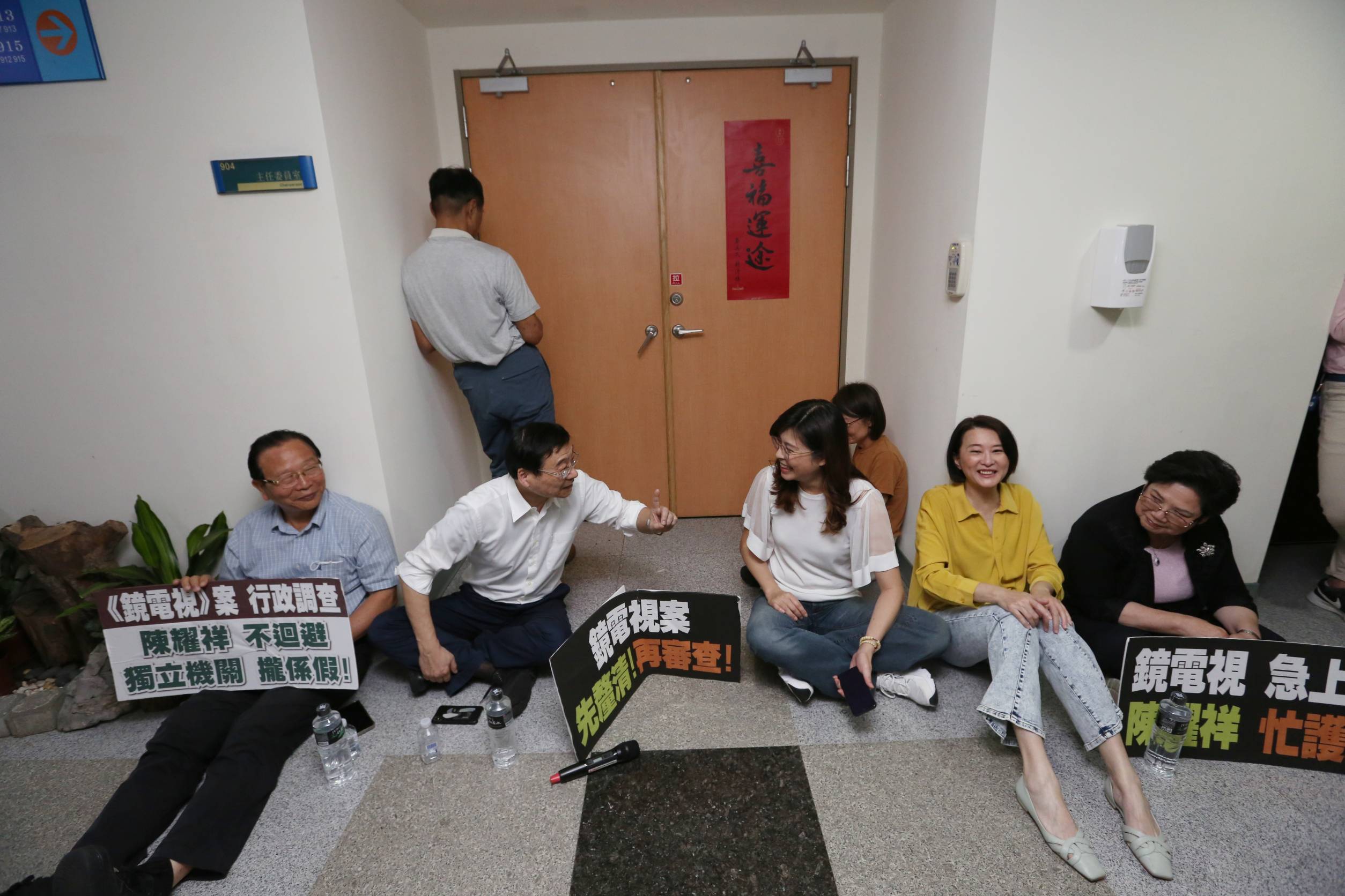 多名國民黨立委今早強闖NCC，稱「這是強力監督政府」，全然無視NCC是獨立機關，無疑是公然介入最血淋淋的證據。