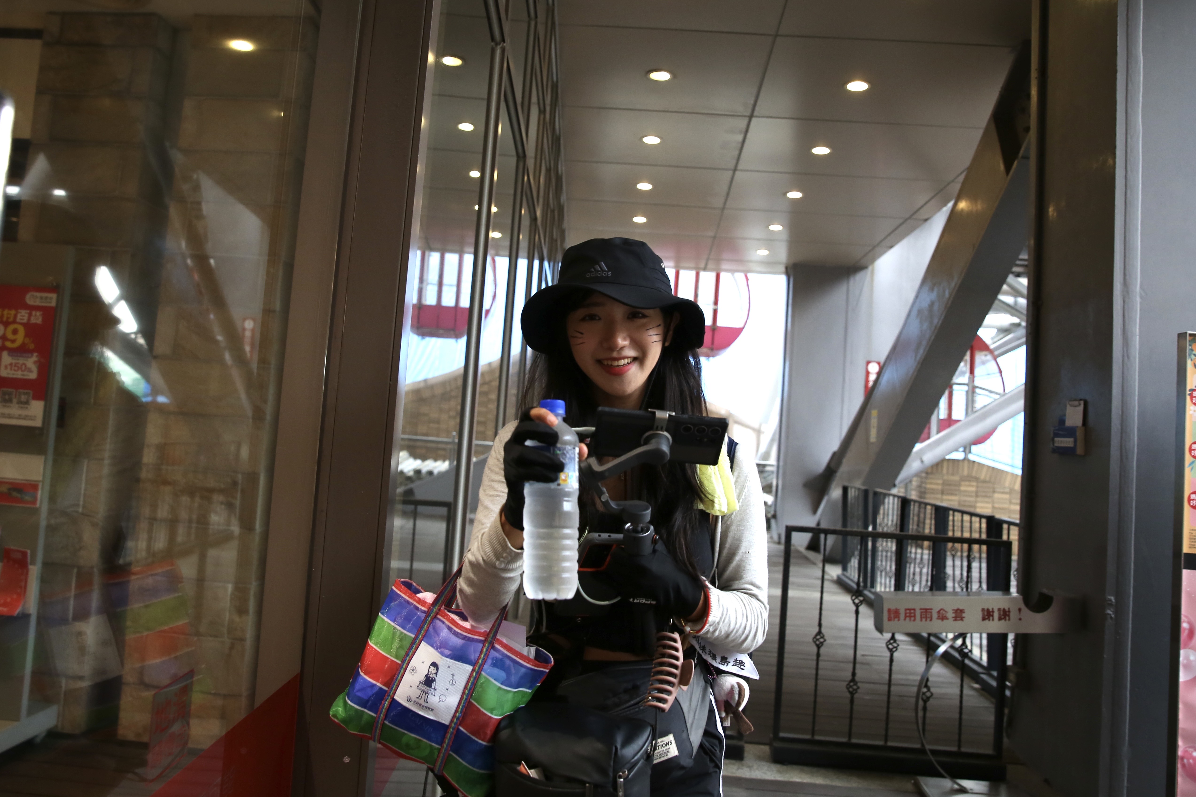 本刊於大直美麗華捕獲企鵝妹倩影。