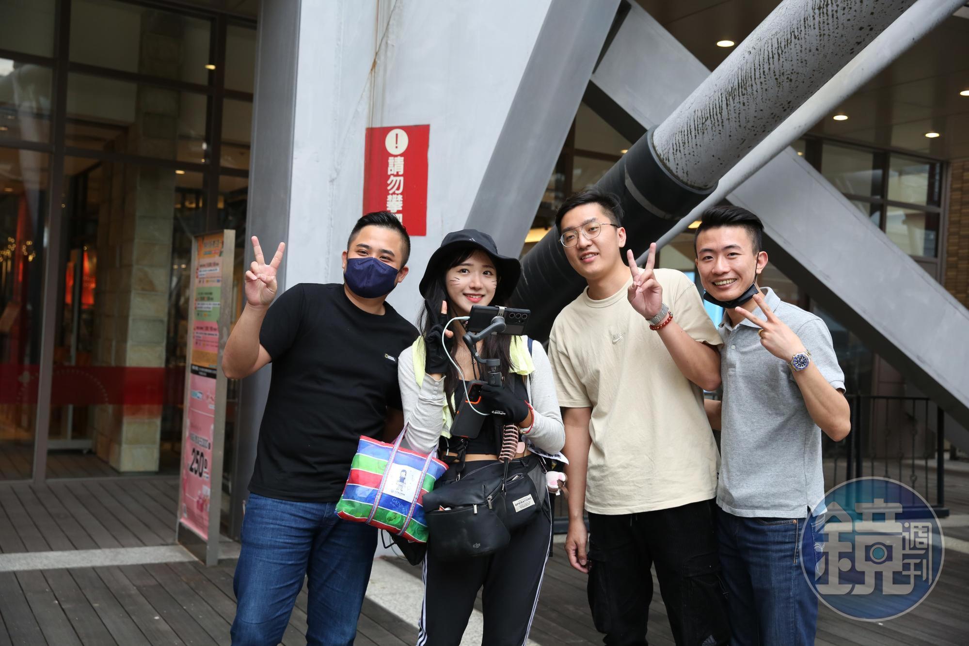 企鵝妹親切與民眾、粉絲們拍照合影。