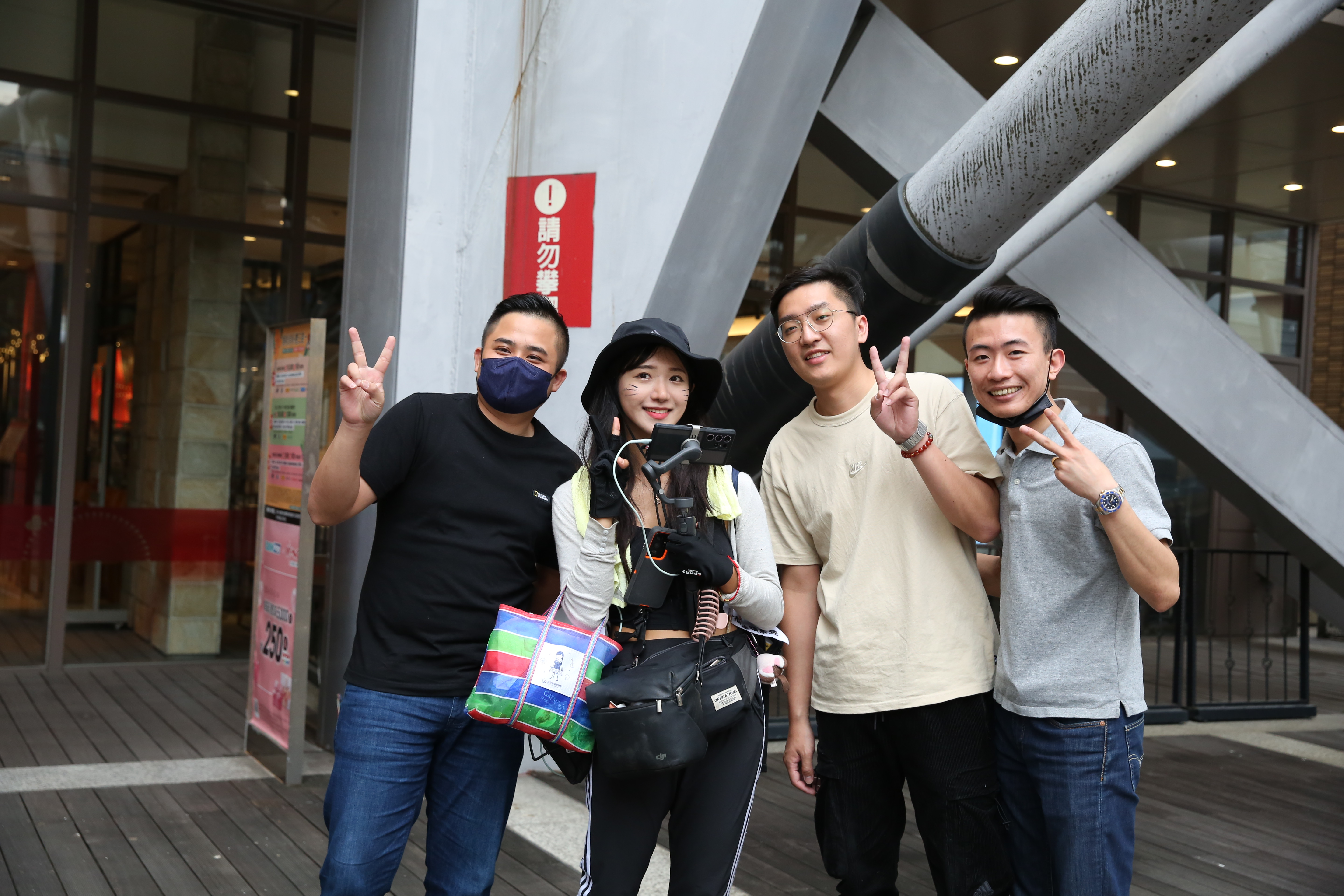 企鵝妹親切與民眾、粉絲們拍照合影。
