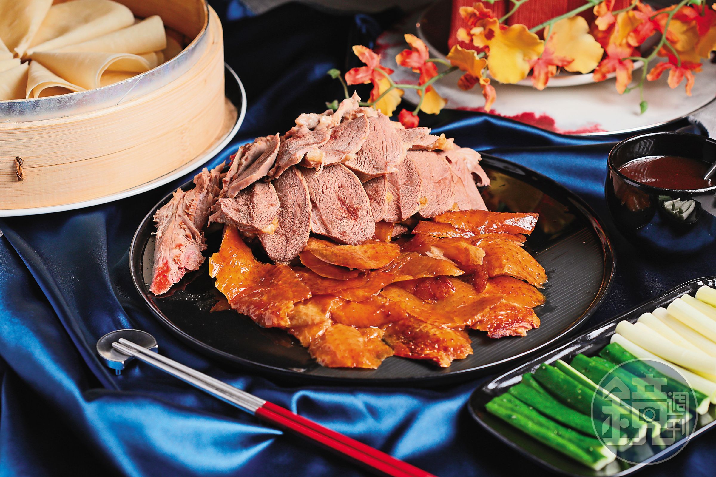 凱華樓的「黃袍北京烤鴨」,鴨皮香脆,鴨肉水嫩。(3,280元烤鴨三吃菜色)