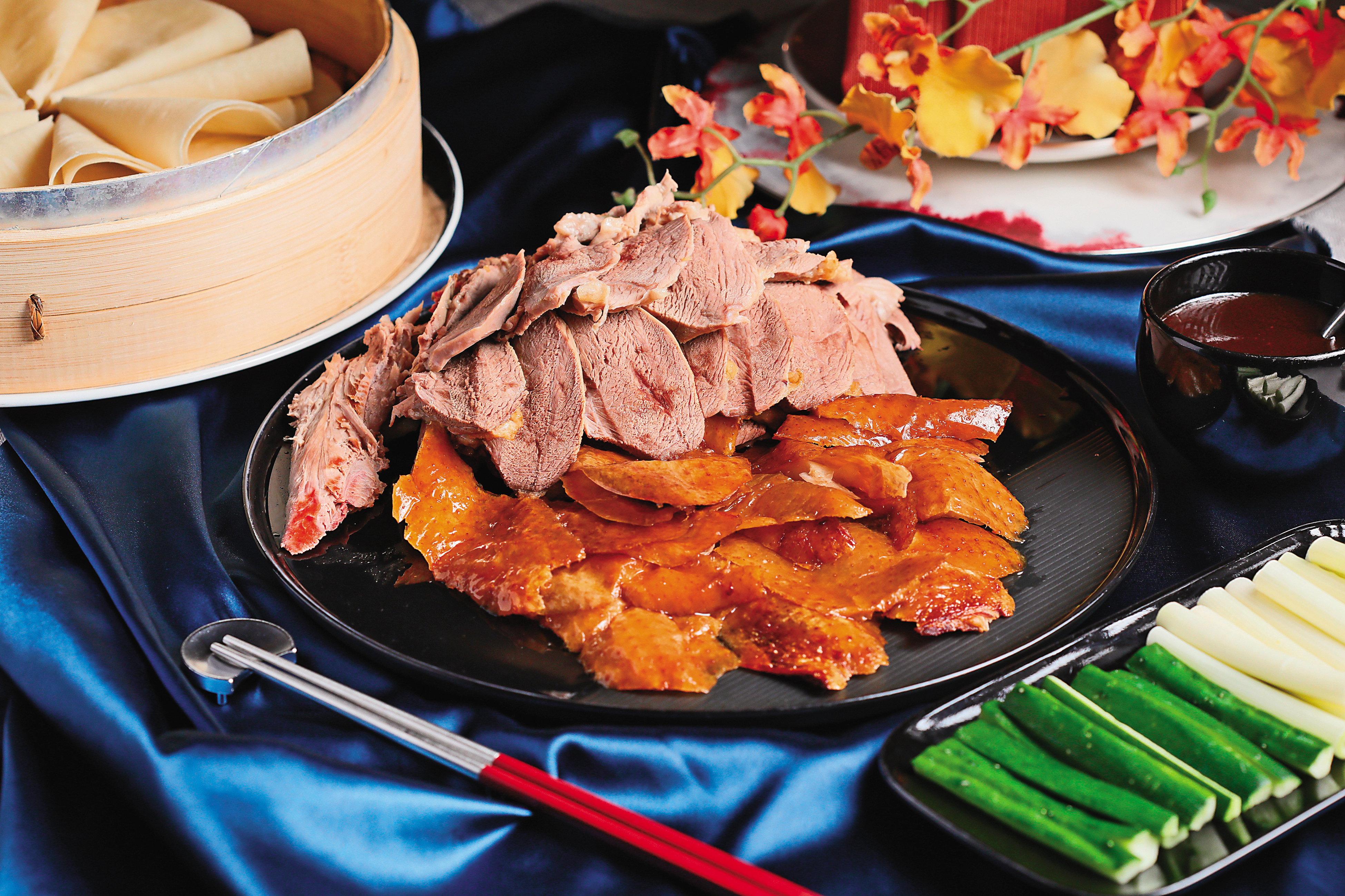 凱華樓的「黃袍北京烤鴨」，鴨皮香脆，鴨肉水嫩。（3,280元烤鴨三吃菜色）