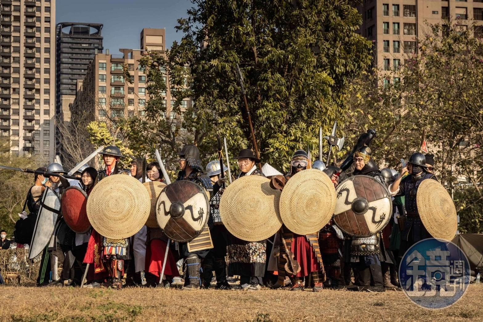 「龍與地下室宗親會」中國&日本戰團的成員,正在認真擺出陣型。