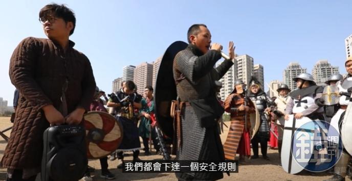 維京團的團長恭義召集所有玩家以中英雙語進行遊戲規則說明。