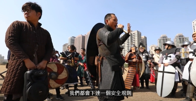 維京團的團長恭義召集所有玩家以中英雙語進行遊戲規則說明。