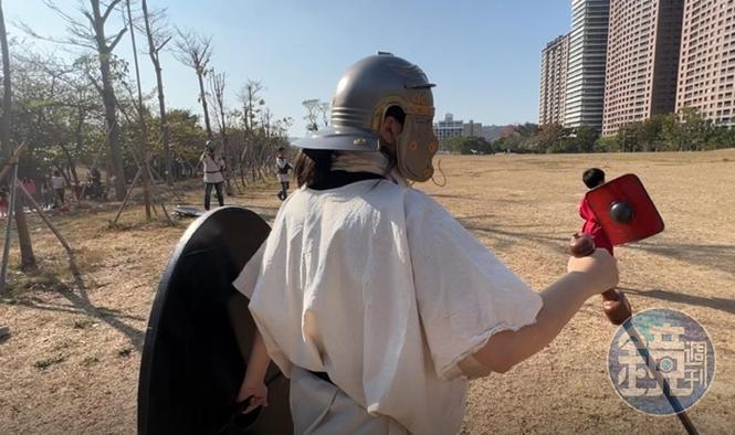 不知為何,寶劍握在我手裡,看起來很像拿著登山杖。