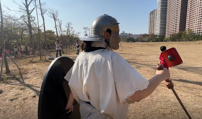 不知為何，寶劍握在我手裡，看起來很像拿著登山杖。