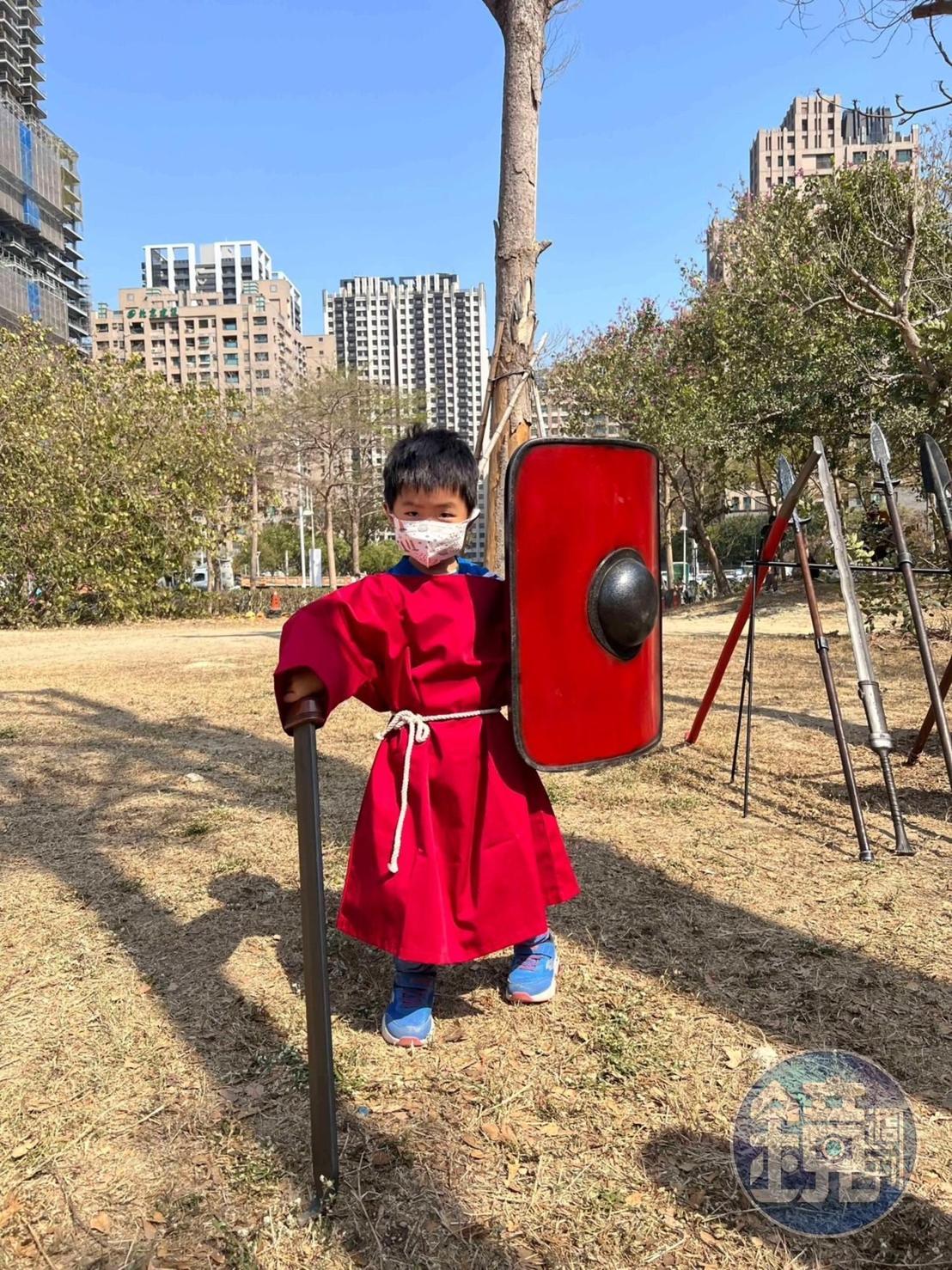 小朋友玩家的服裝不僅和大人一樣講究,還更加可愛。
