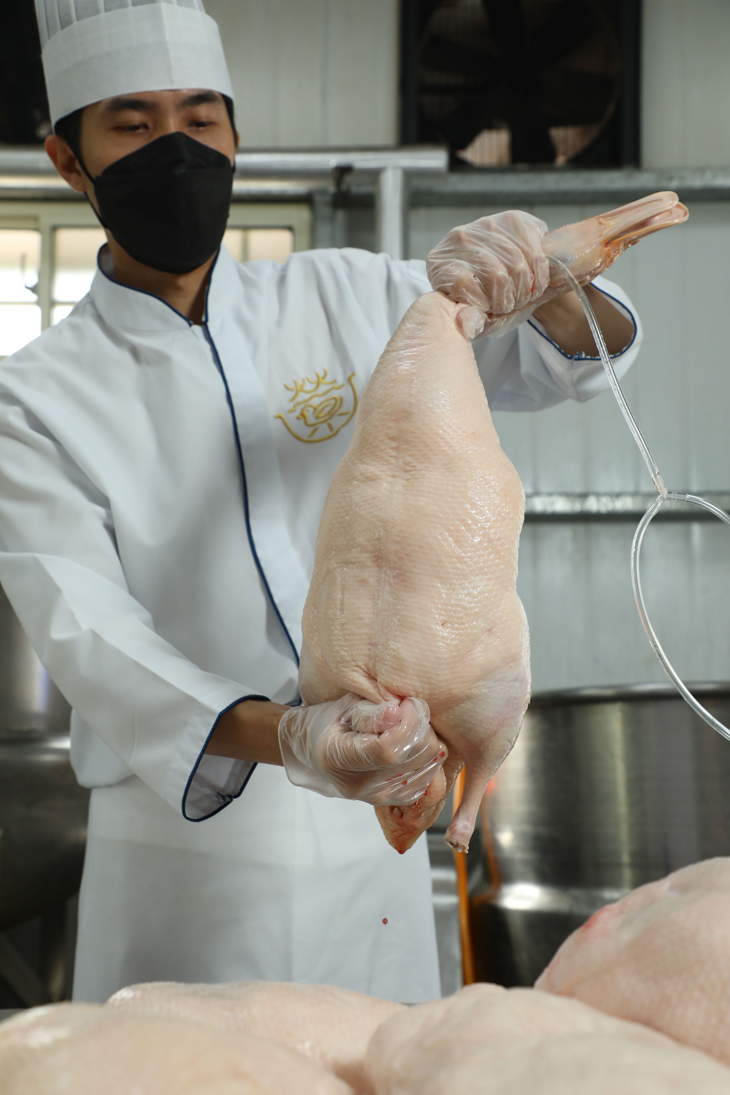 幫每隻鴨打氣風乾。