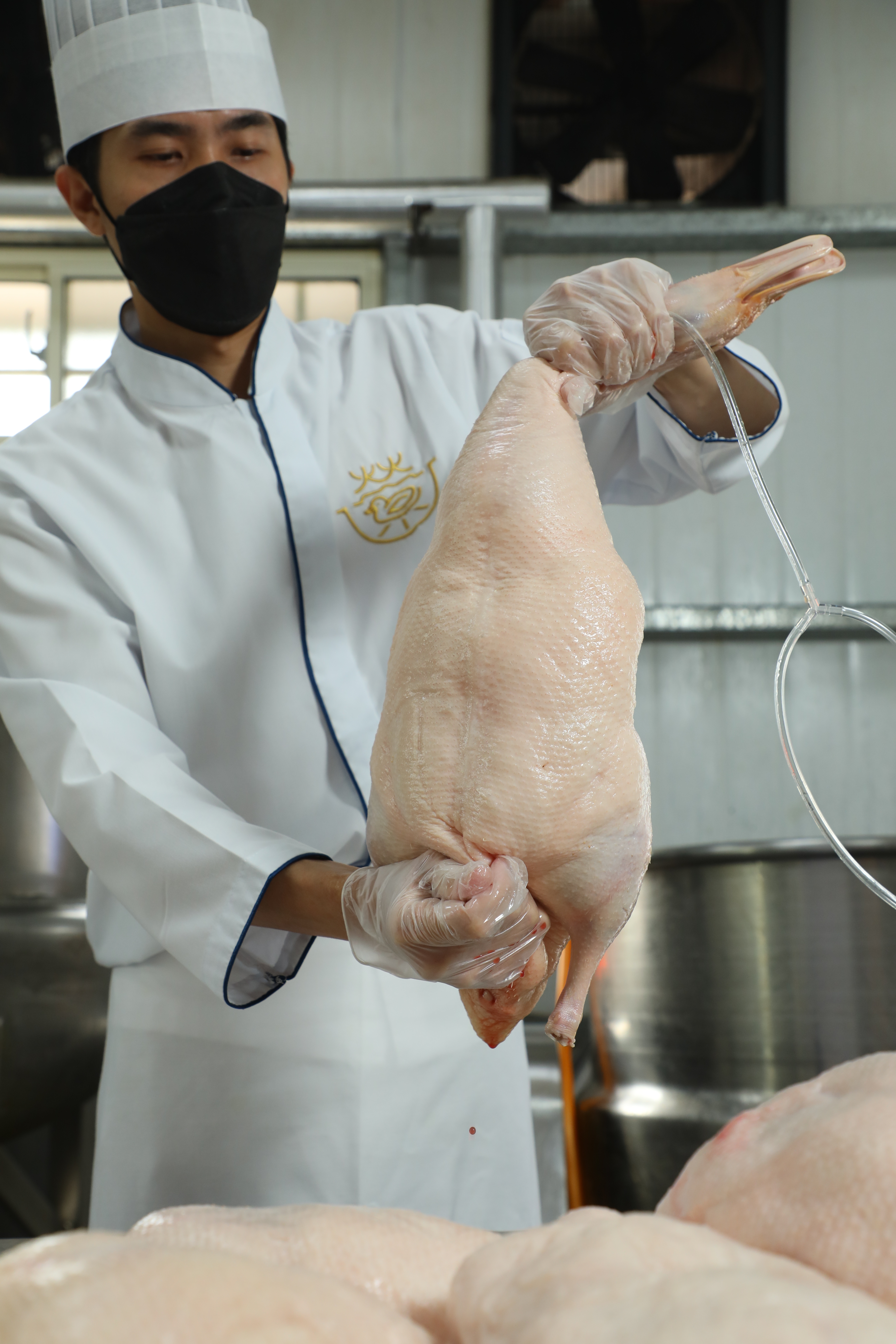 幫每隻鴨打氣風乾。