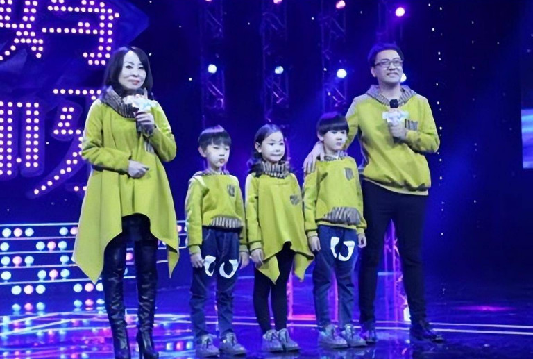 李巧林與蘇建軍母子戀修成正果,全家人合照洋溢幸福。(翻攝搜狐新聞)