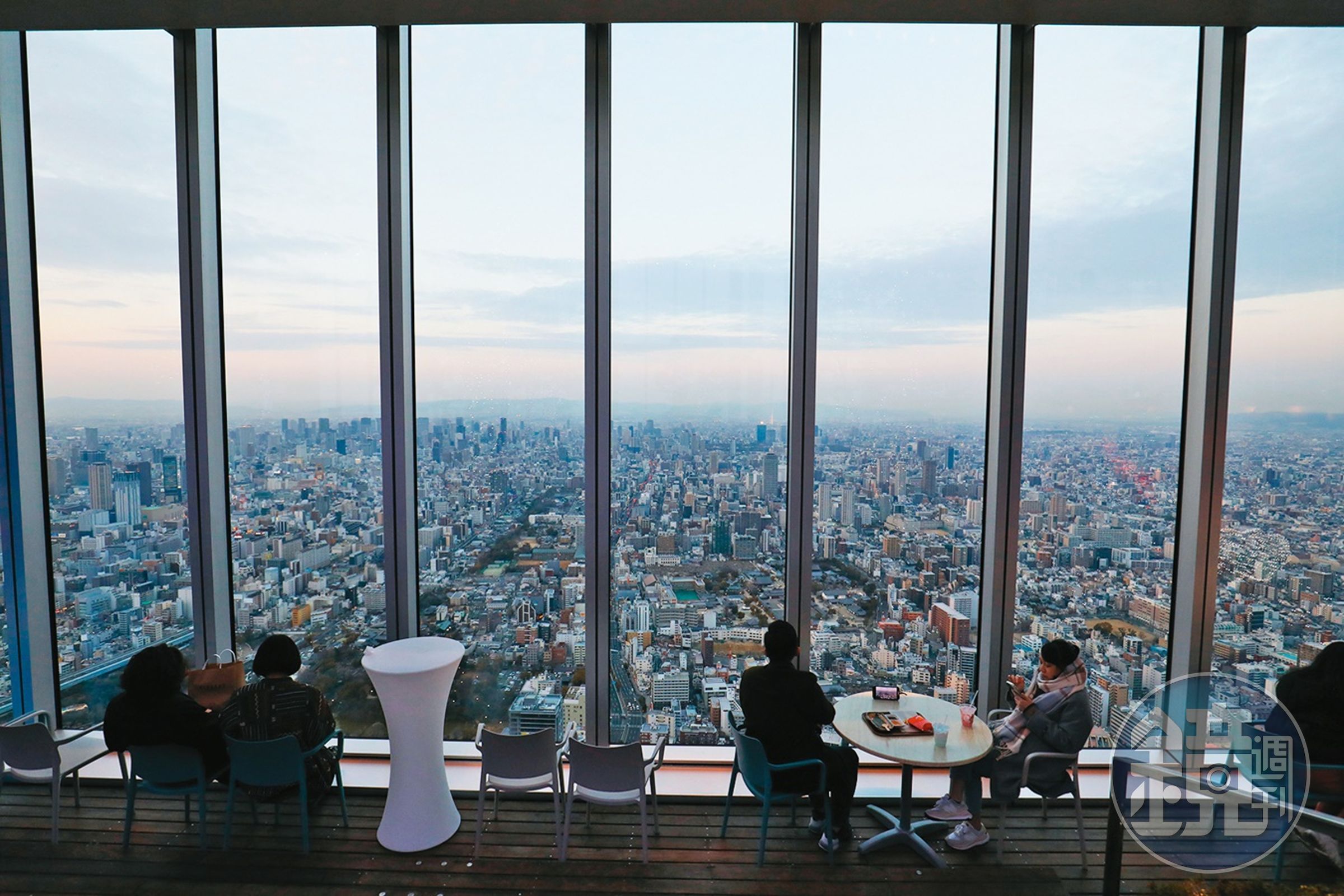 在59樓天空庭院的「SKY GARDEN 300」，可以點杯飲料坐下賞景。