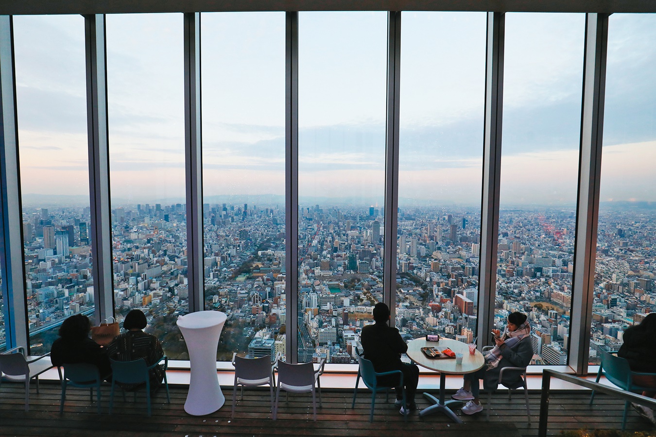 在59樓天空庭院的「SKY GARDEN 300」，可以點杯飲料坐下賞景。