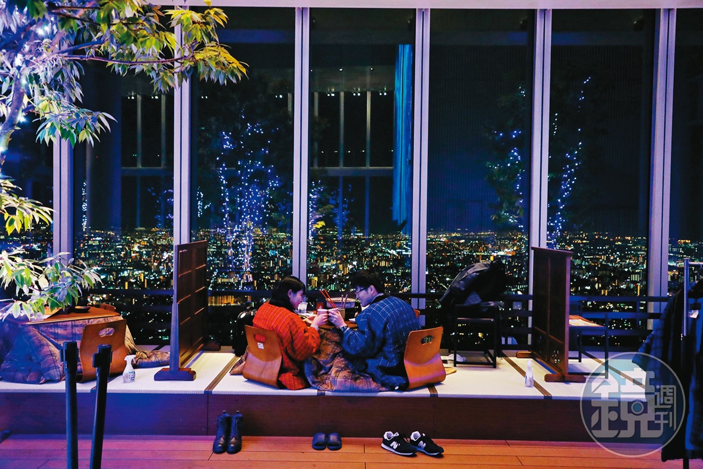 在暖桌前吃黑輪、喝清酒、賞夜景，是冬天至春天才有的特別服務。