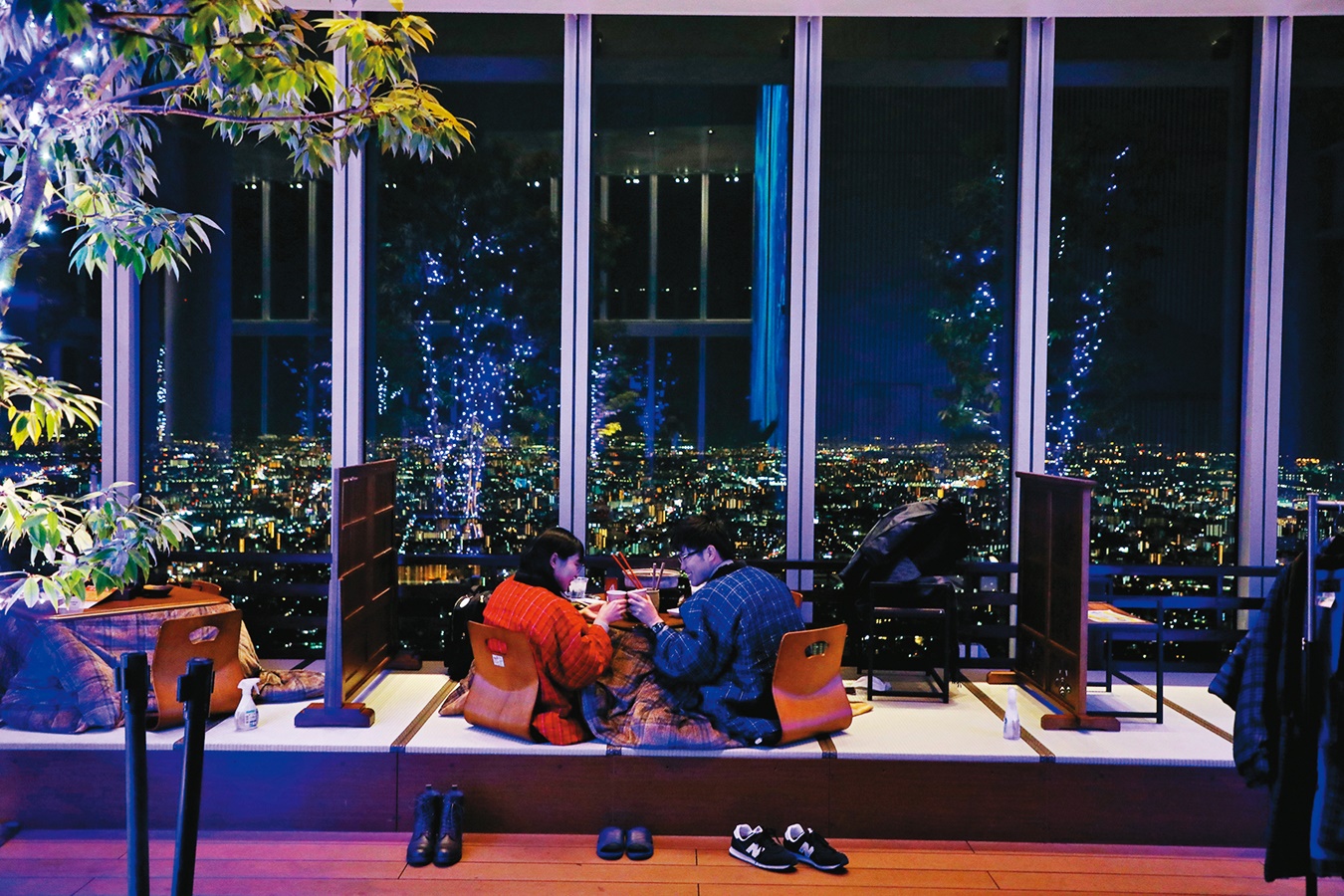 在暖桌前吃黑輪、喝清酒、賞夜景,是冬天至春天才有的特別服務。