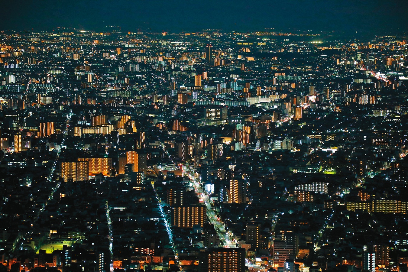 從頂樓的直昇機停機坪,可以毫無遮擋地欣賞大阪夜景。