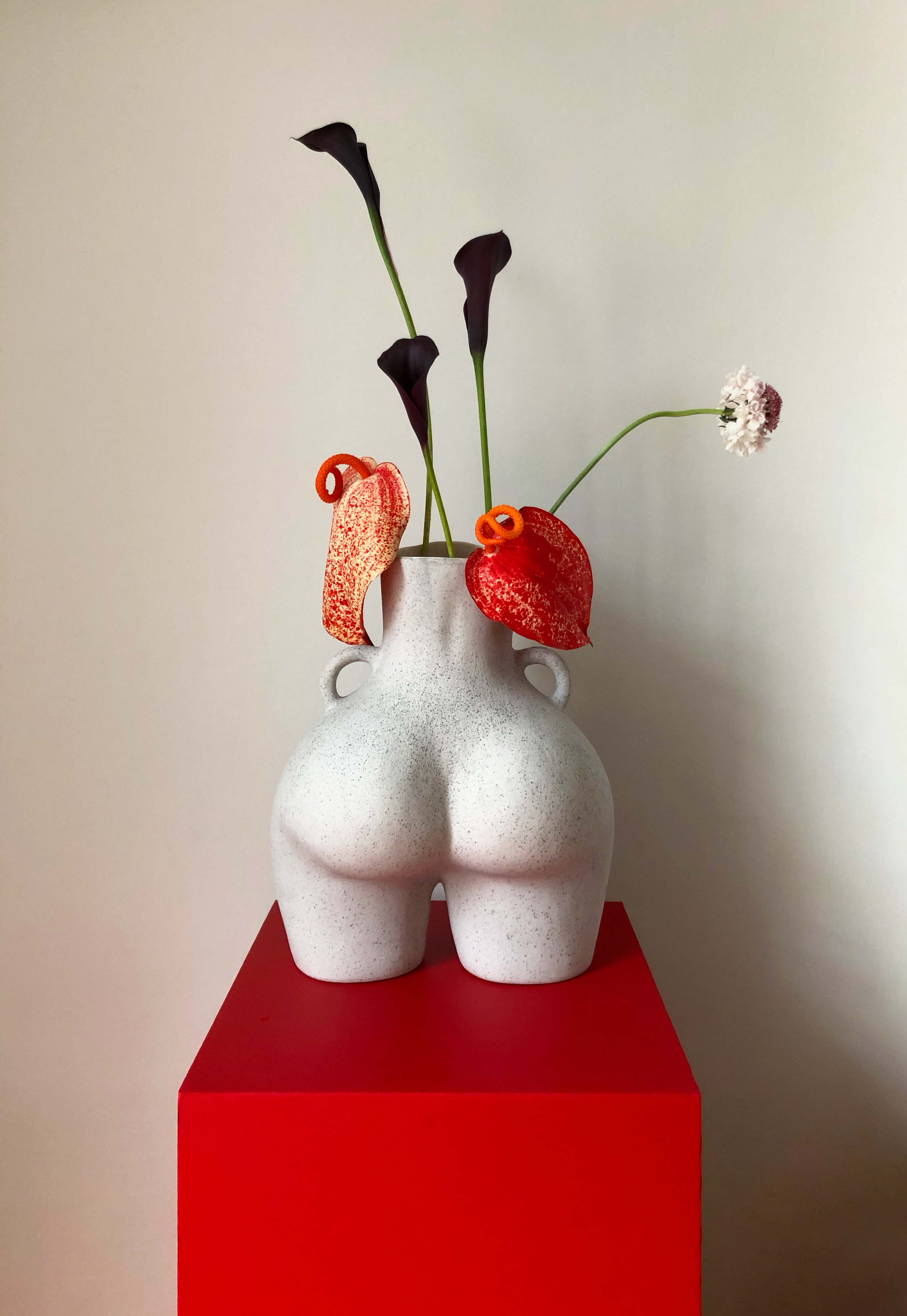 ANISSA KERMICHE Love Handles花器。NT$15,800。(THE SPAACE提供)