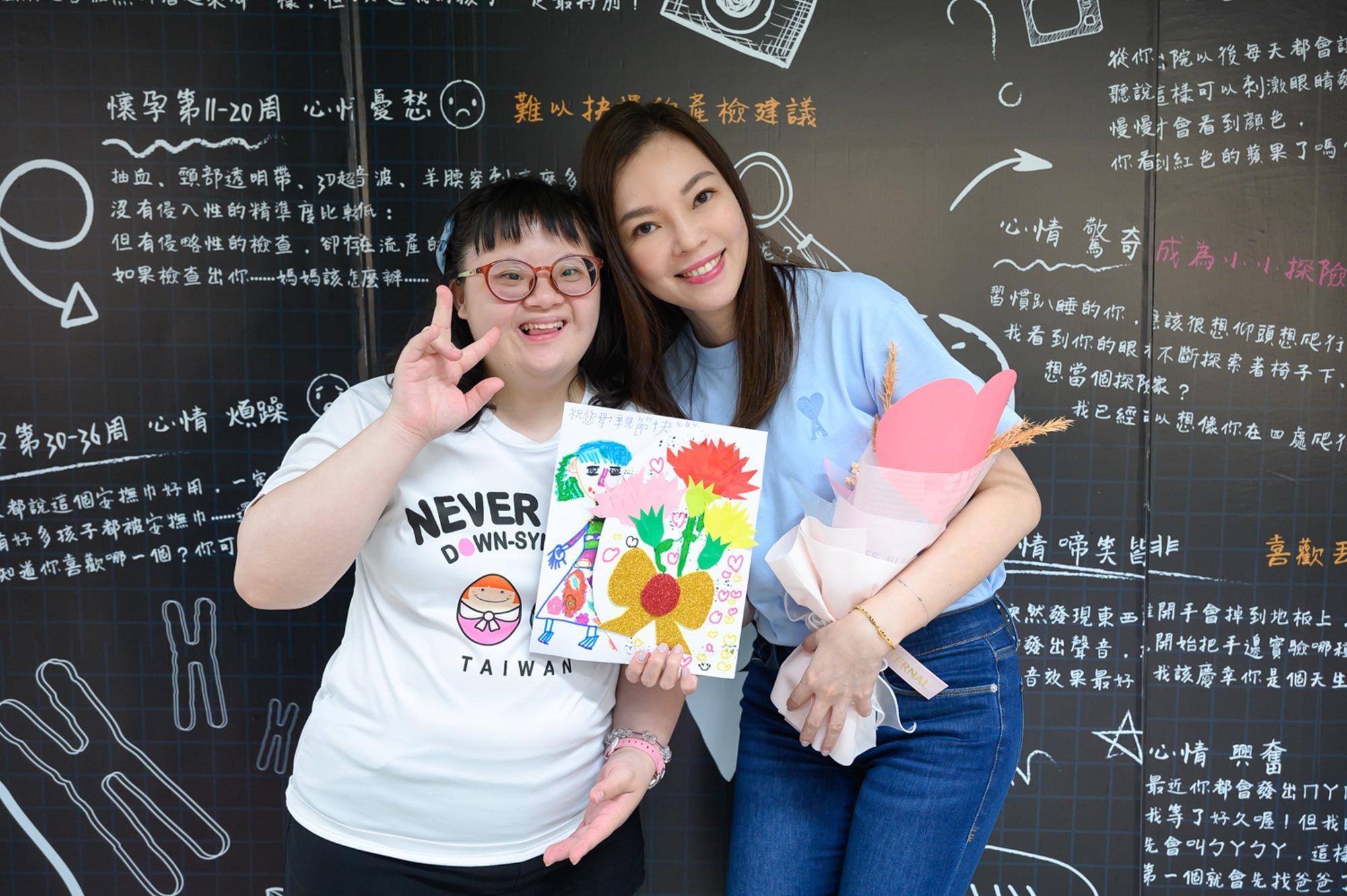 曾馨瑩（右）到唐氏症基金會明倫工坊，體驗身心障礙青年們的工作日常。（翻攝唐氏症基金會臉書）