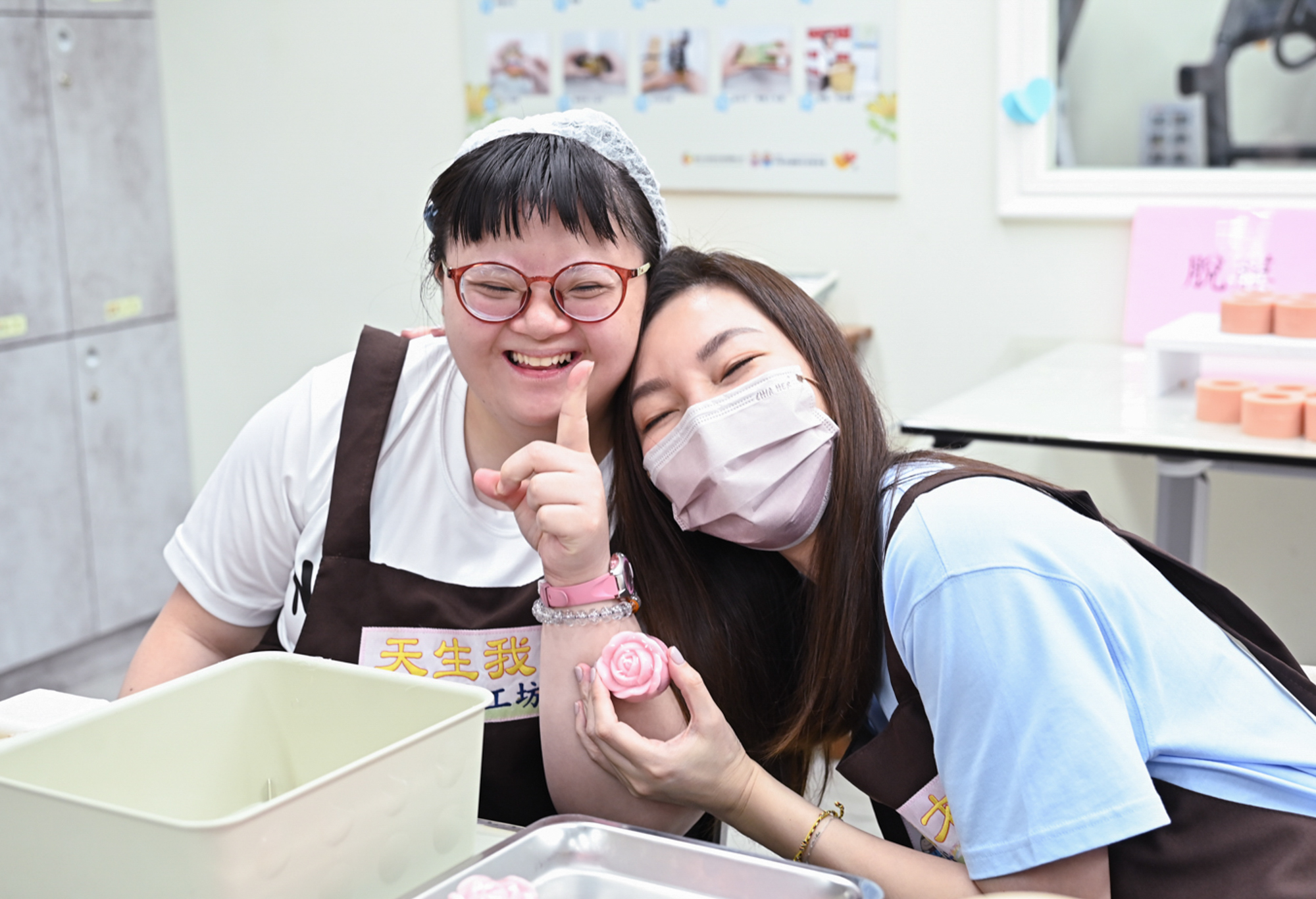 曾馨瑩與唐寶寶一起製作玫瑰手工皂。（翻攝唐氏症基金會臉書）
