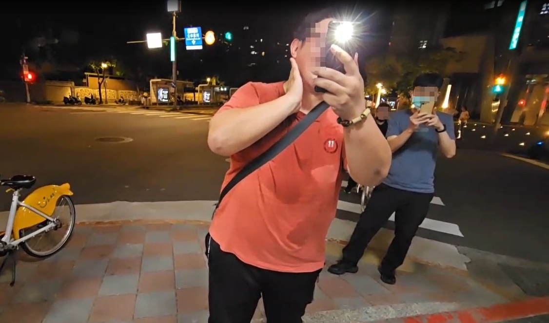 企鵝妹昨晚被北市街頭遭狂粉跟蹤18分鐘，還被要求唱生日快樂歌，害她忍不住在直播中落淚。（翻攝自@jinnytty Twitch）