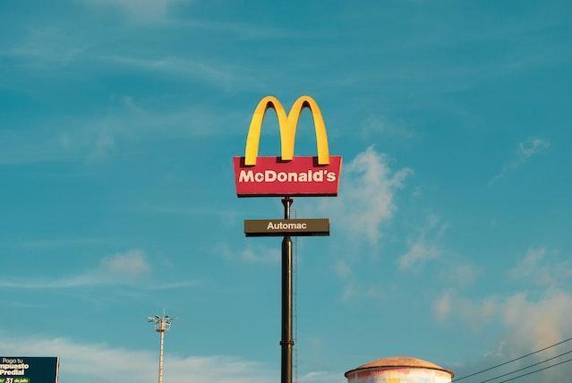 美國連鎖速食店麥當勞近日查獲305名未成年人非法工作,其中兩人年僅10歲。(示意圖,Pexels)