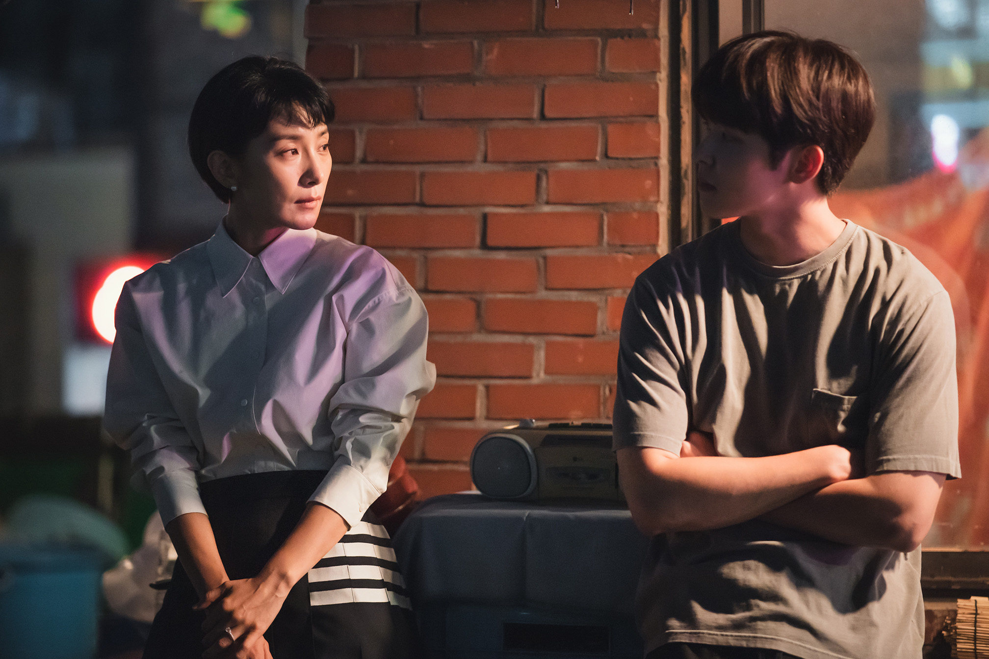 金瑞亨(左)在《紙之月》中因得不到丈夫關愛愛上大學生李施優。(myVideo提供)