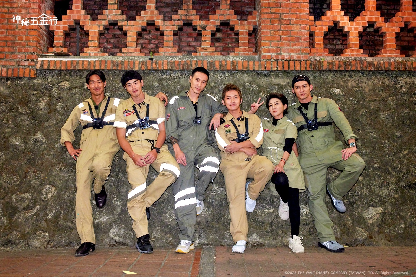 AKIRA（左起）、禾浩辰、王陽明、蔡昌憲、王彩樺、温昇豪參與《神秘五金行》將在5月20日首播。（衛視中文台提供）