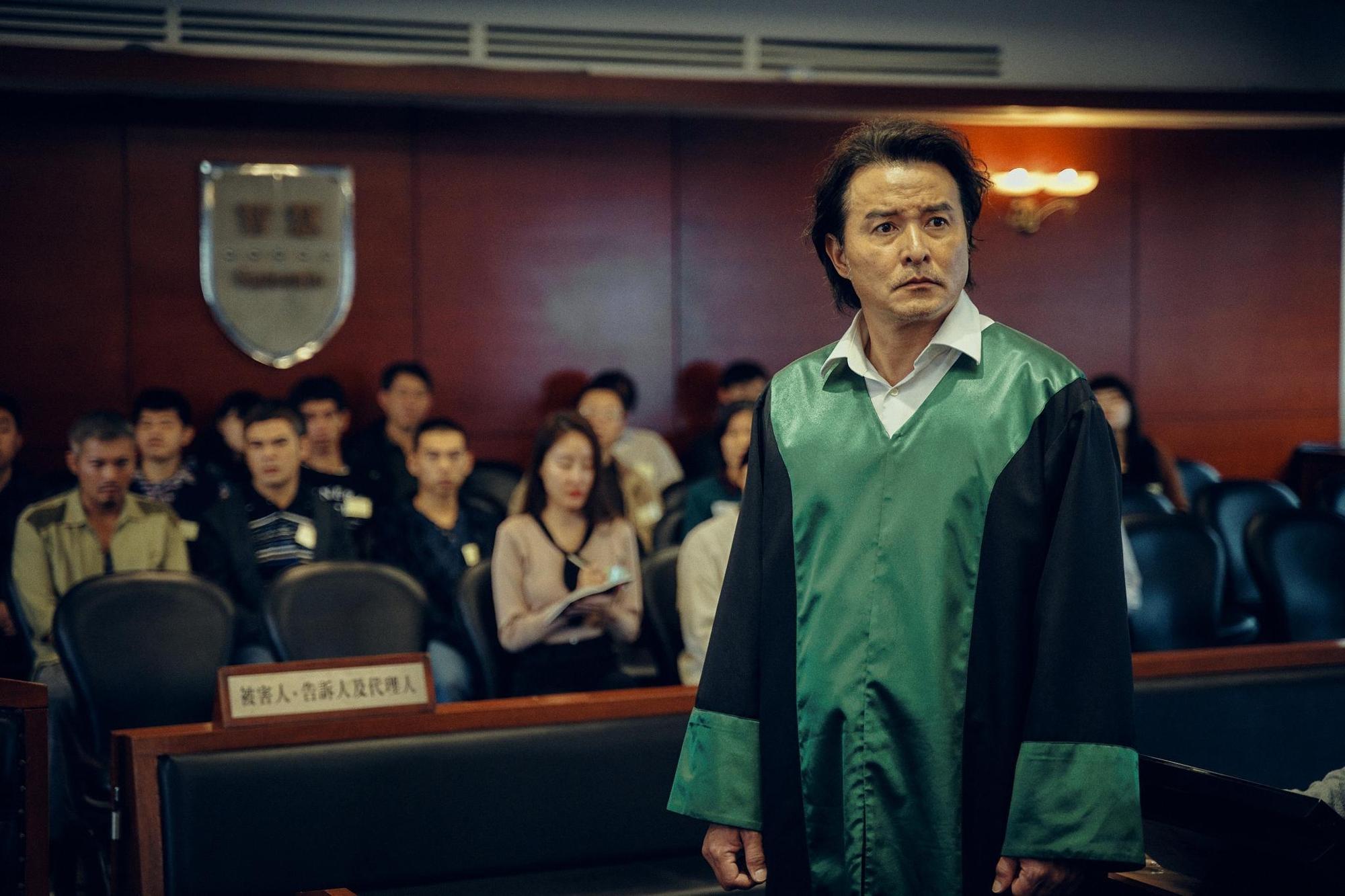 李銘順(右)在《八尺門的辯護人》中出身基隆八尺門阿美族聚落,被指任替犯下族人滅門血案的嫌疑犯辯護。(鏡文學提供)