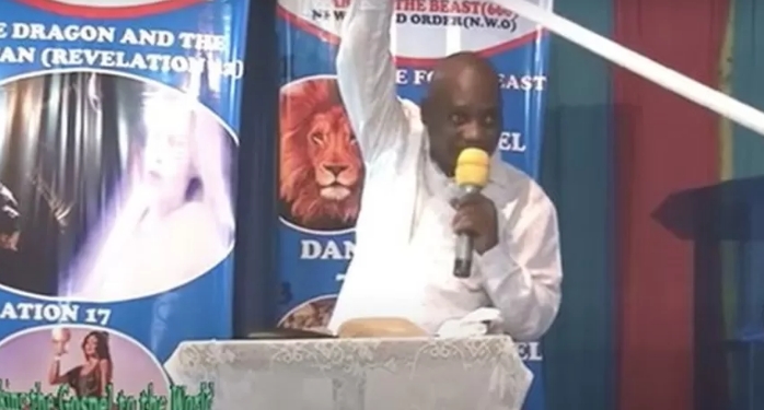 肯亞邪教教主瑪肯西洗腦受害者若餓死就能看見上帝。（翻攝Youtube）