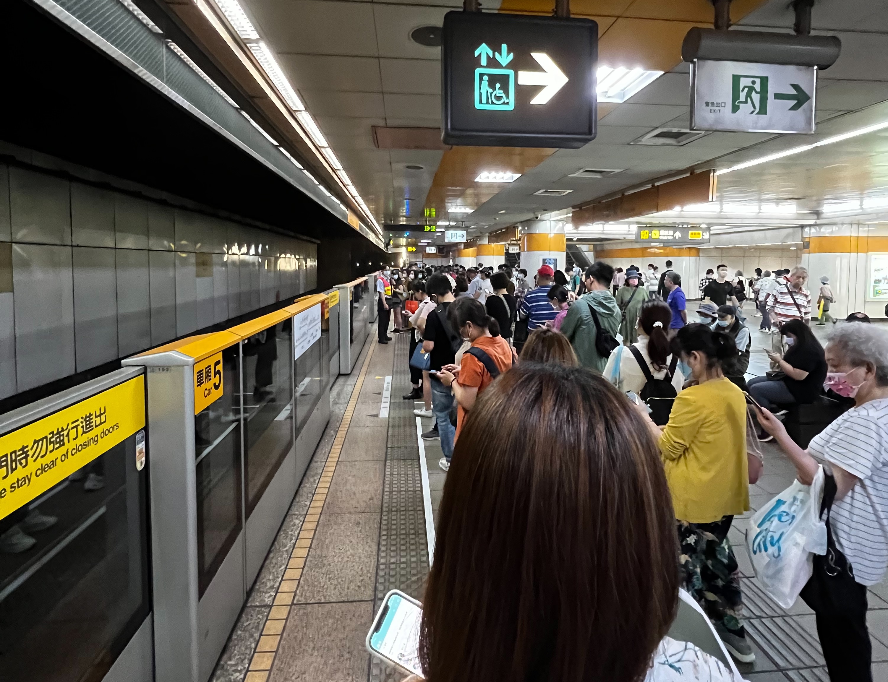 大批乘客在月台上候車，有人不耐久候離開。（讀者提供）