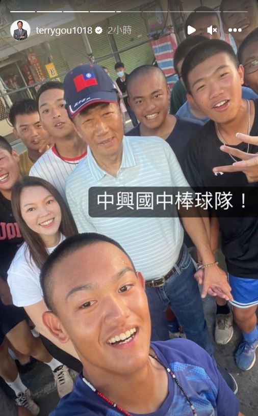 郭台銘夫婦與中興國中棒球隊合影。（翻攝郭台銘IG）