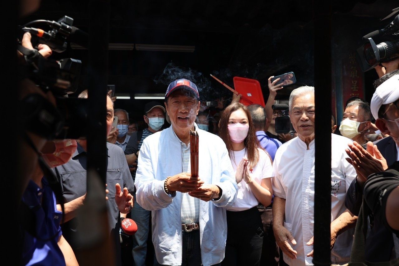 郭台銘與妻子曾馨瑩赴南投紫南宮拜拜。（郭辦提供）